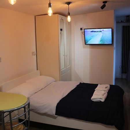 Self Contained, Double Bed Studio, Private Kitchen, Private Bath, Walking Distance To Harry Potter Watford  Esterno foto
