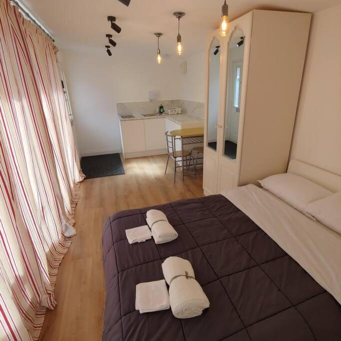 Self Contained, Double Bed Studio, Private Kitchen, Private Bath, Walking Distance To Harry Potter Watford  Esterno foto