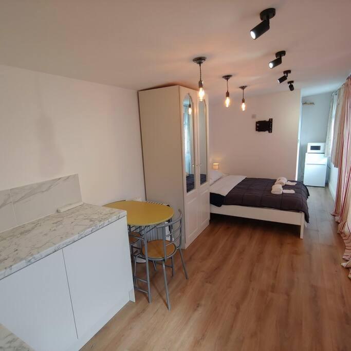Self Contained, Double Bed Studio, Private Kitchen, Private Bath, Walking Distance To Harry Potter Watford  Esterno foto