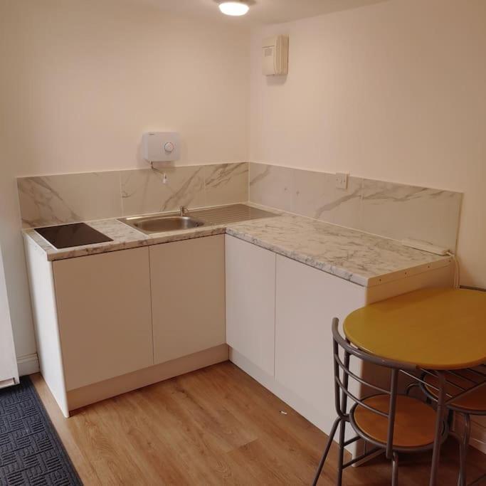 Self Contained, Double Bed Studio, Private Kitchen, Private Bath, Walking Distance To Harry Potter Watford  Esterno foto