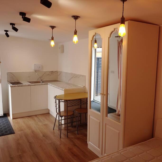 Self Contained, Double Bed Studio, Private Kitchen, Private Bath, Walking Distance To Harry Potter Watford  Esterno foto