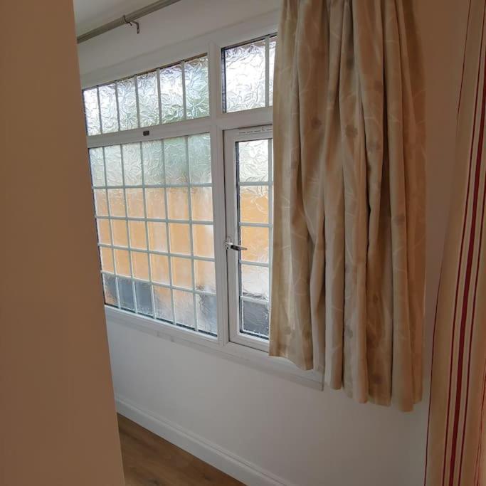 Self Contained, Double Bed Studio, Private Kitchen, Private Bath, Walking Distance To Harry Potter Watford  Esterno foto