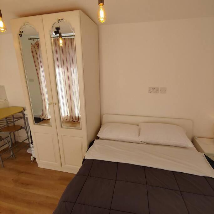 Self Contained, Double Bed Studio, Private Kitchen, Private Bath, Walking Distance To Harry Potter Watford  Esterno foto