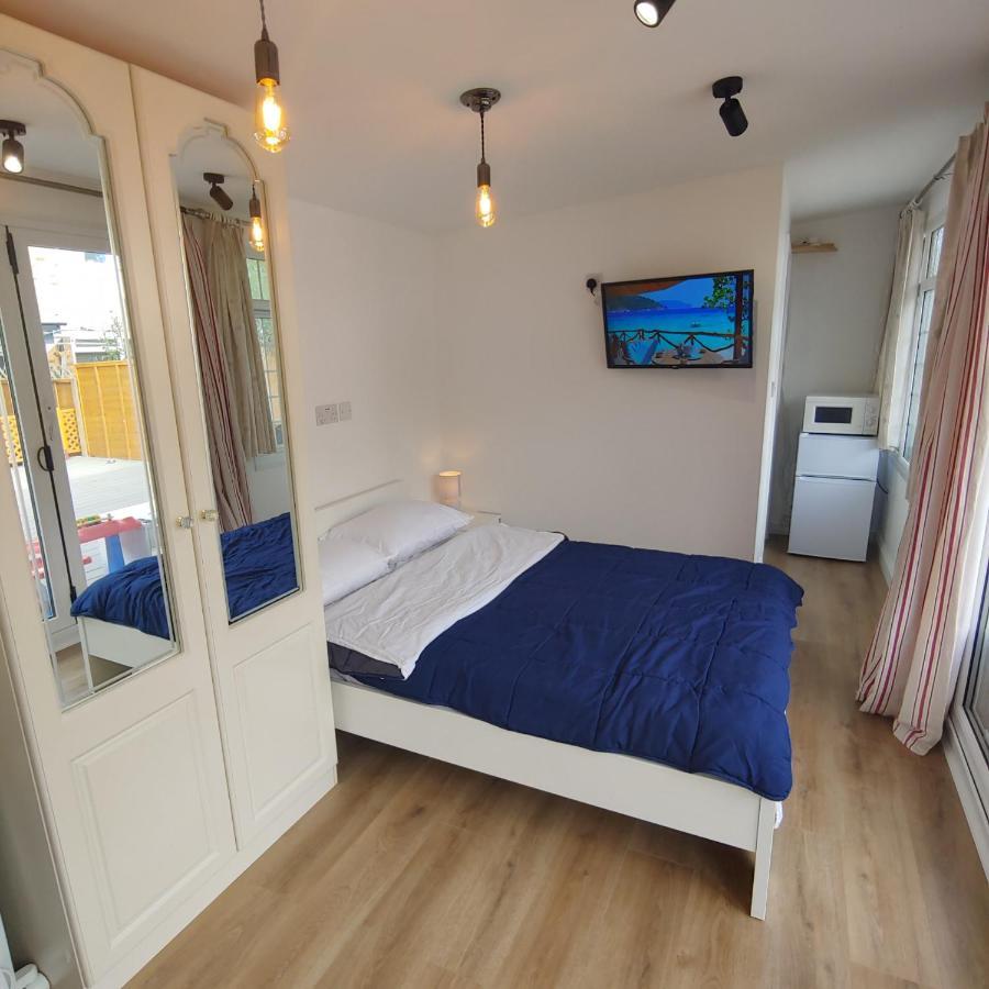 Self Contained, Double Bed Studio, Private Kitchen, Private Bath, Walking Distance To Harry Potter Watford  Esterno foto