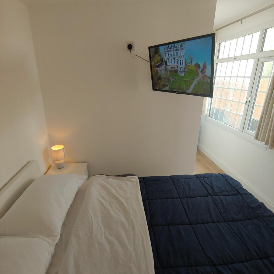 Self Contained, Double Bed Studio, Private Kitchen, Private Bath, Walking Distance To Harry Potter Watford  Esterno foto