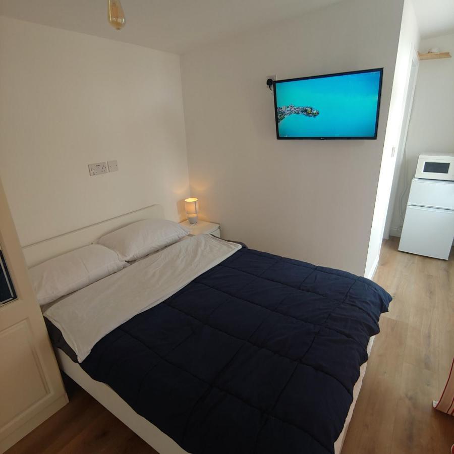 Self Contained, Double Bed Studio, Private Kitchen, Private Bath, Walking Distance To Harry Potter Watford  Esterno foto