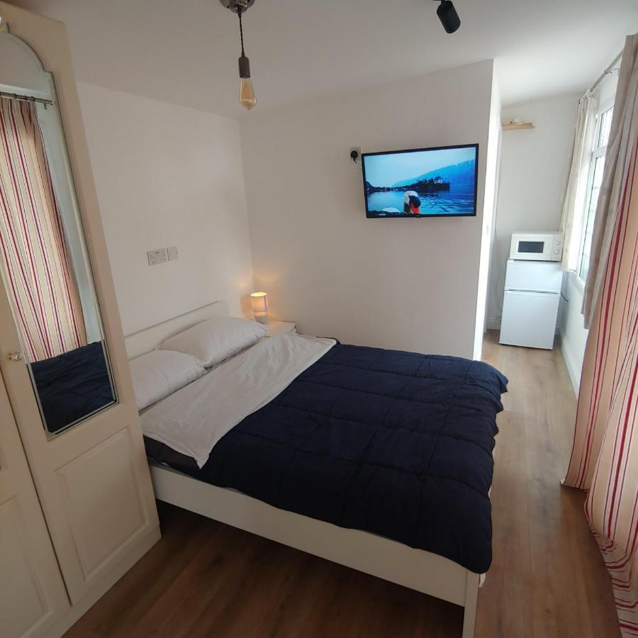 Self Contained, Double Bed Studio, Private Kitchen, Private Bath, Walking Distance To Harry Potter Watford  Esterno foto