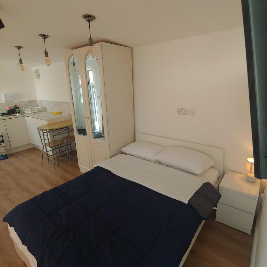Self Contained, Double Bed Studio, Private Kitchen, Private Bath, Walking Distance To Harry Potter Watford  Esterno foto