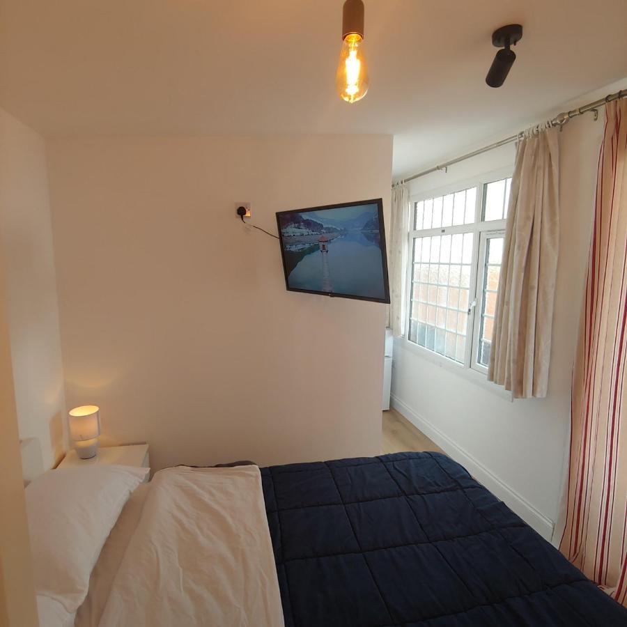 Self Contained, Double Bed Studio, Private Kitchen, Private Bath, Walking Distance To Harry Potter Watford  Esterno foto