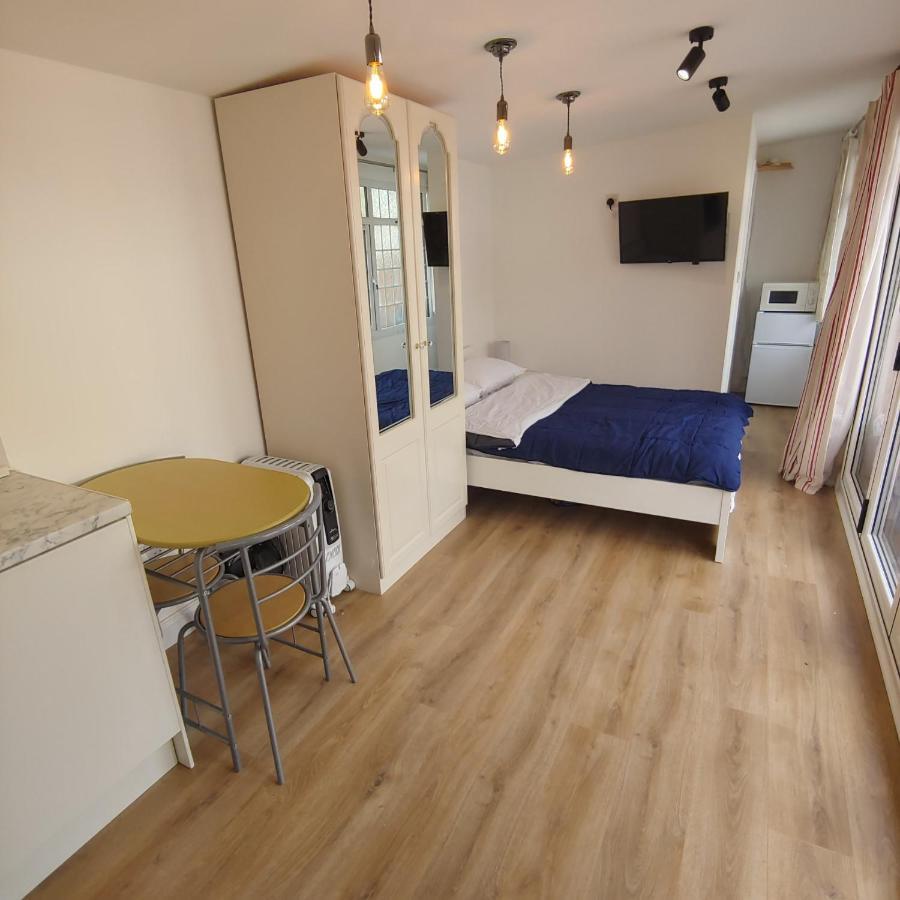 Self Contained, Double Bed Studio, Private Kitchen, Private Bath, Walking Distance To Harry Potter Watford  Esterno foto