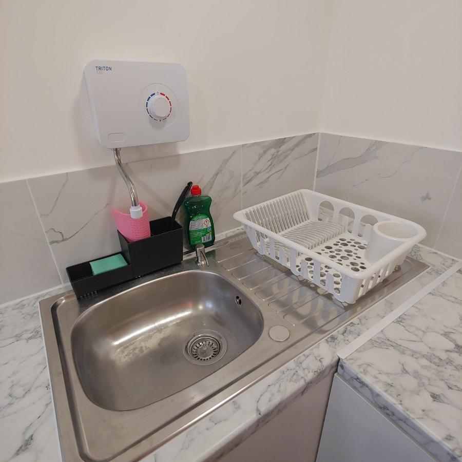 Self Contained, Double Bed Studio, Private Kitchen, Private Bath, Walking Distance To Harry Potter Watford  Esterno foto