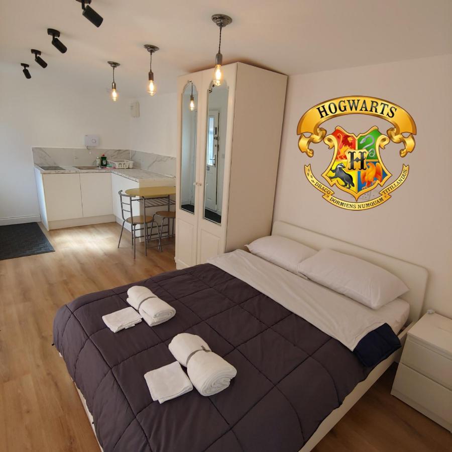 Self Contained, Double Bed Studio, Private Kitchen, Private Bath, Walking Distance To Harry Potter Watford  Esterno foto