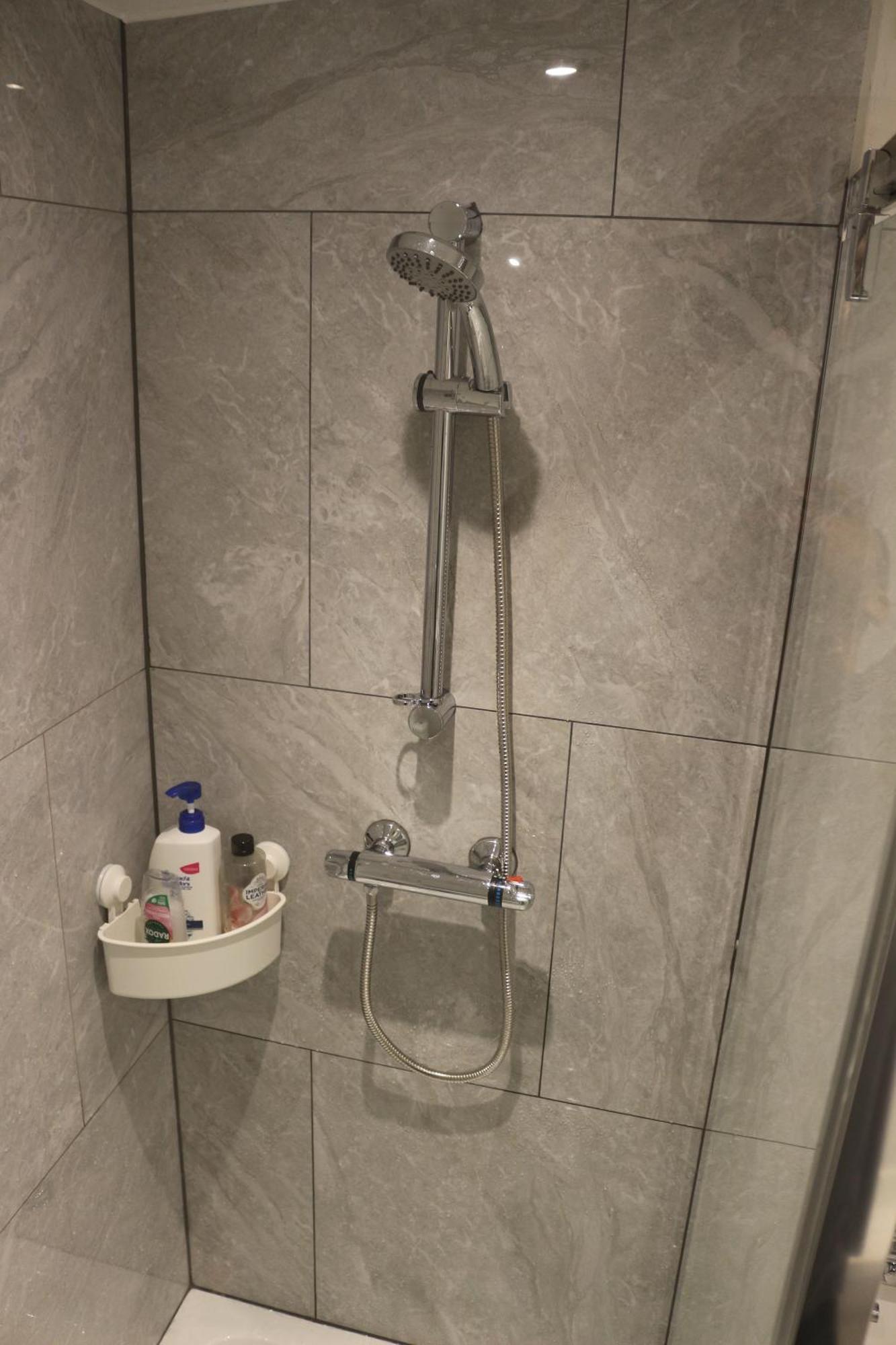 Self Contained, Double Bed Studio, Private Kitchen, Private Bath, Walking Distance To Harry Potter Watford  Esterno foto