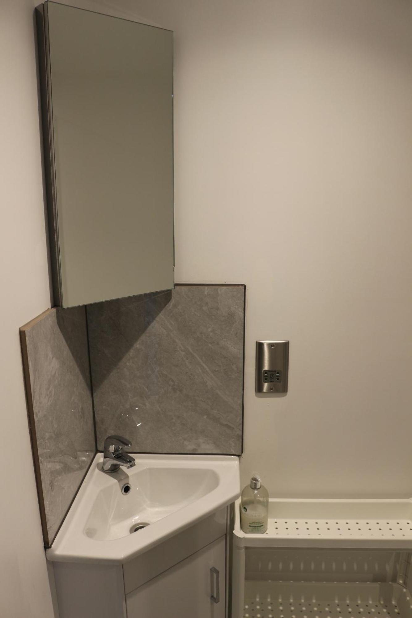 Self Contained, Double Bed Studio, Private Kitchen, Private Bath, Walking Distance To Harry Potter Watford  Esterno foto