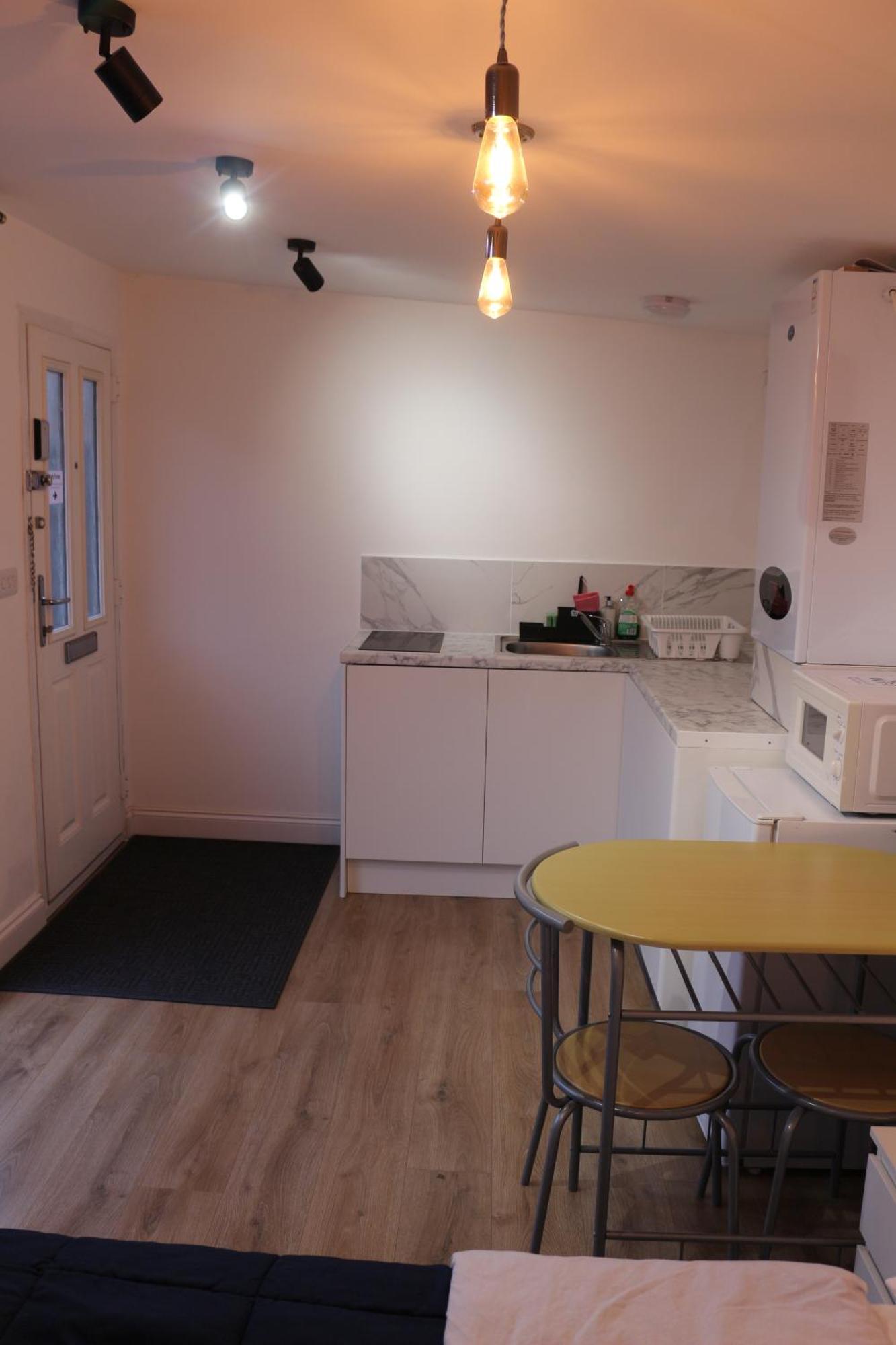 Self Contained, Double Bed Studio, Private Kitchen, Private Bath, Walking Distance To Harry Potter Watford  Esterno foto