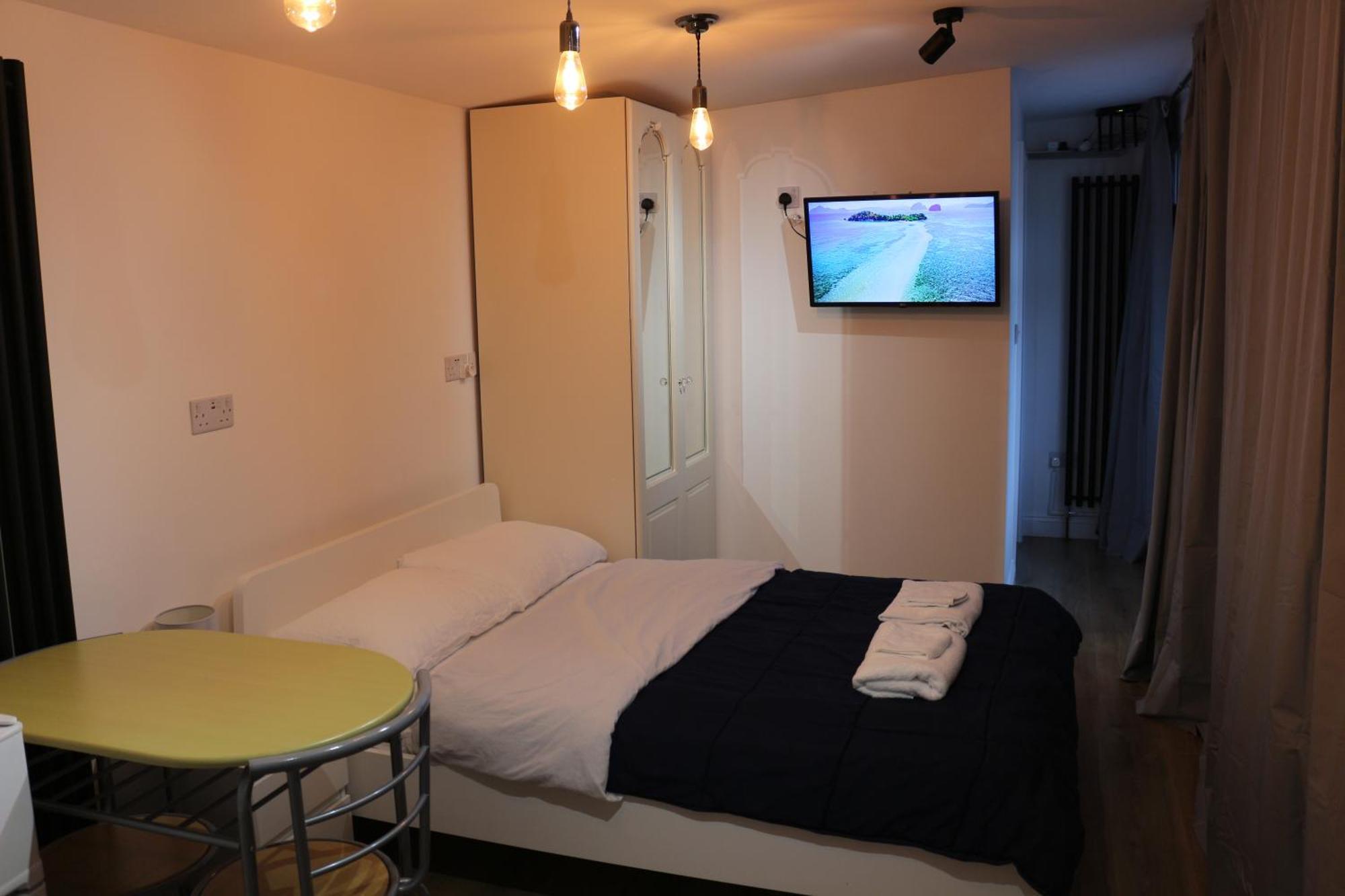 Self Contained, Double Bed Studio, Private Kitchen, Private Bath, Walking Distance To Harry Potter Watford  Esterno foto