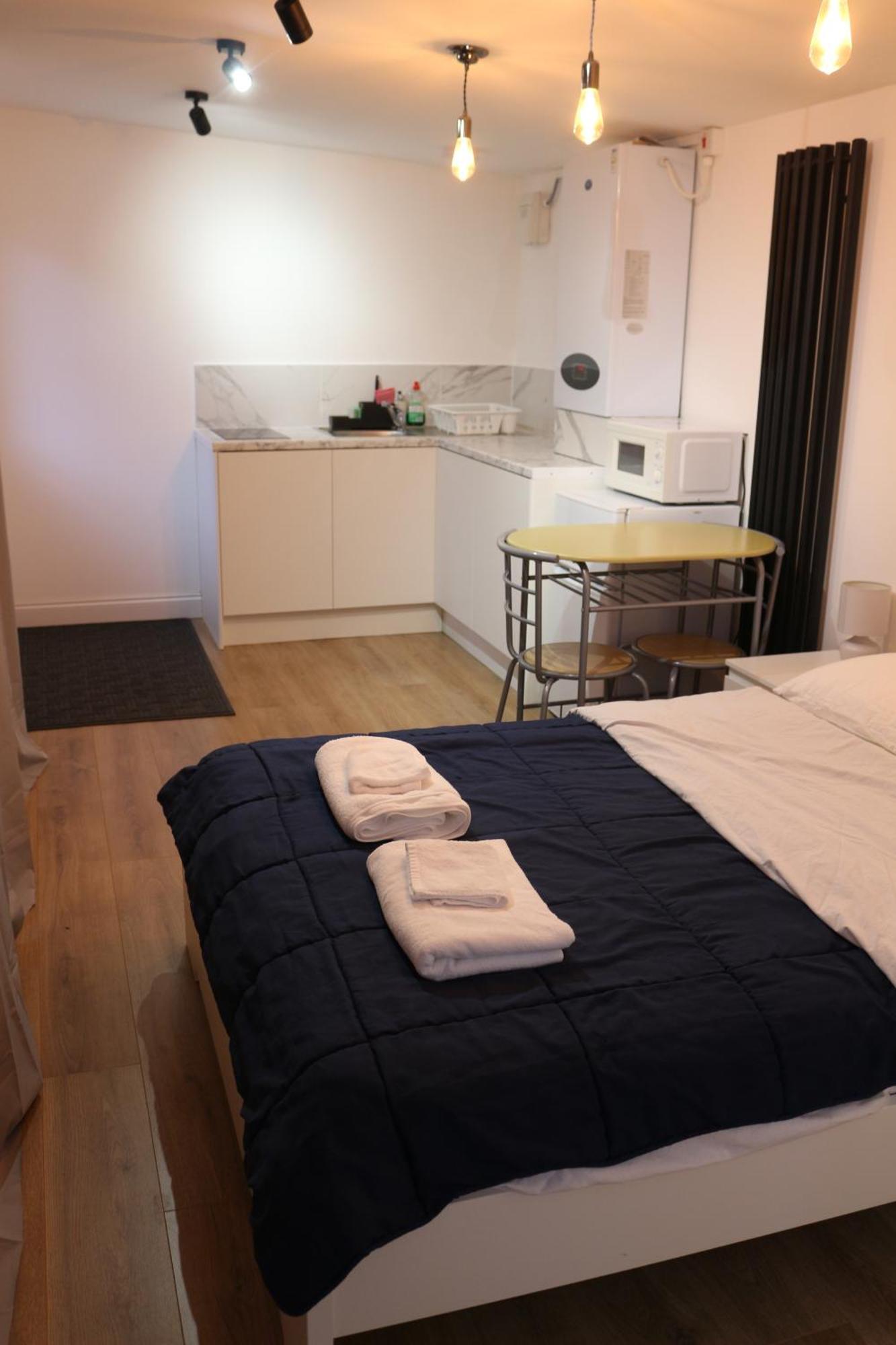 Self Contained, Double Bed Studio, Private Kitchen, Private Bath, Walking Distance To Harry Potter Watford  Esterno foto